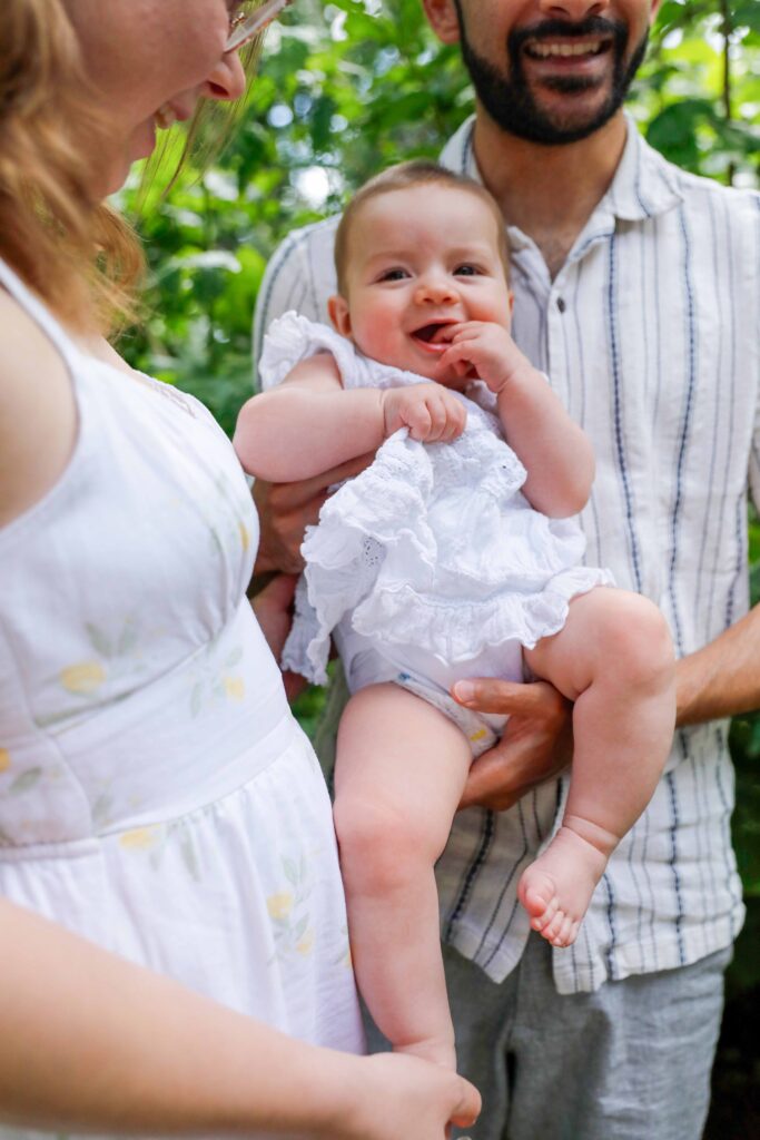 Paar hält Baby gemeinsam im Arm