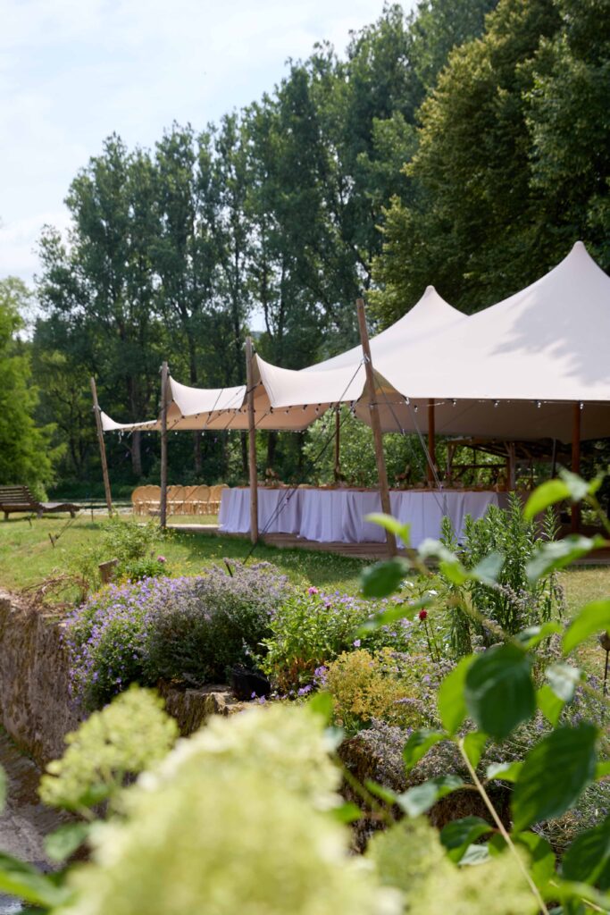 Weiße Festzelte im Garten von Gut Neuwerk in der Eifel